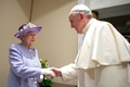 バチカンを訪問し、ローマ・カトリック教会のフランシスコ（Francis）法王（右）と会談する英国のエリザベス女王（Queen Elizabeth II、左、2014年4月3日撮影）。(c)AFP/OSSERVATORE ROMANO