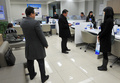 韓国・ソウル（Seoul）で仕事を終え、午後7時に帰宅する韓国中小企業銀行（Industrial Bank of Korea、IBK）の行員たち（2013年2月15日撮影）。(c)AFP/KIM JAE-HWAN