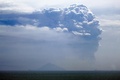 噴煙を上げるインドネシアのアナック・クラカタウ山（2022年4月24日撮影）。(c)DZIKI OKTOMAULIYADI / AFP