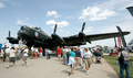 米ウィスコンシン（Wisconsin）州オシュコシュ（Oshkosh）で28日、エクスペリメンタル航空機協会（Experimental Aircraft Association）が主催する毎年恒例の航空ショーが開催された。写真は、第二次世界大戦時の英国のランカスター（Lancaster）爆撃機（2009年7月28日撮影）。(c)AFP/Getty Images/Jonathan Daniel