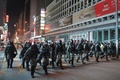 香港・旺角の警察署近くの道路を歩く警官隊（2019年10月7日撮影）。(c)Nicolas ASFOURI / AFP