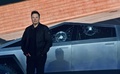 米カリフォルニア州で、窓ガラスが壊れたテスラの完全電気自動車「サイバートラック」の前でプレゼンテーションを行うイーロン・マスクCEO（2019年11月21日撮影）。(c)Frederic J. BROWN / AFP