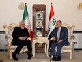 イラクの首都バグダッドで、会談するイラクのムハンマド・アリ・ハキム外相（右）とイランのモハンマドジャバド・ザリフ外相（2019年5月26日撮影）。(c)SABAH ARAR / AFP　