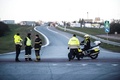 デンマークのニュボーで、列車事故が発生した橋につづく道路を封鎖する警察官（2019年1月2日撮影）。(c)Tim K. Jensen / Ritzau Scanpix / AFP