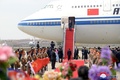 北朝鮮・平壌の空港に到着した中国の趙楽際・全人代常務委員長。朝鮮中央通信提供（2024年4月11日撮影、12日提供）。(c)KCNA VIA KNS / AFP