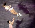 フィギュアスケート世界国別対抗戦（%%ISU World Team Trophy 2009%%）のエキシビションが19日、東京・国立代々木競技場で行われた。写真はエキシビションで演技する中国の張丹（%%Zhang Dan%%、ツァン・ダン、上）と張昊（%%Zhang Hao%%、ツァン・ハオ）%%）。（2009年4月19日）(c)AFP/TORU YAMANAKA