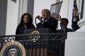 米ホワイトハウスでワシントン・ナショナルズを歓迎するドナルド・トランプ大統領（中央）とメラニア夫人（2019年11月4日撮影）。(c)NICHOLAS KAMM / AFP
