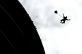 2007年8月24日、KLタワー（Kuala Lumpur Tower、KL Tower）からジャンプするベース・ジャンパー。(c)AFP
