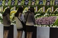 韓国・安山（Ansan）市の体育館に設置された旅客船セウォル（Sewol）号の犠牲者を追悼する献花台を訪れた檀園（タンウォン）高等学校（Danwon High School）の生徒（2014年4月23日撮影）。(c)AFP/KIM DOO-HO