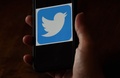 スマートフォンの画面に表示されたツイッターのロゴ（2020年5月27日撮影、資料写真）。(c)Olivier DOULIERY / AFP