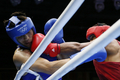 ロンドン五輪は11日、エクセル（ExCeL London）でボクシング男子ミドル級決勝が行われ、村田諒太（Ryota Murata）は14-13の判定でブラジルのエスキバ・ファルカン（Esquiva Falcao Florentino）を破り、日本勢としては48年ぶりとなる金メダルを獲得した。

ブラジルのエスキバ・ファルカン（Esquiva Falcao Florentino、右）と対戦する村田諒太（Ryota Murata、2012年8月11日撮影）。(c)AFP/DAMIEN MEYER