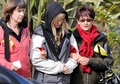 ニュージーランド南島グレイマス（Greymouth）近郊のパイク・リバー（Pike River）炭鉱で開かれた記者会見後に慰めあう爆発事故に巻き込まれた作業員の家族や友人ら（2010年11月24日撮影）。(c)AFP/William WEST
