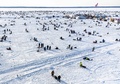 米ミネソタ州ブレーナードにあるガル湖で行われた氷上釣り大会（2022年1月29日撮影）。(c)Kerem Yucel / AFP