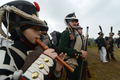 フランス皇帝ナポレオン（Napoleon）の遠征軍と帝政ロシア軍が激戦を繰り広げた1812年の「ボロジノの戦い」から今年で200年となることを記念し、モスクワ（Moscow）西方のボロジノ（Borodino）で2日、戦いを再現するイベントが行われた。

　当時の軍服や刀剣などを用いて戦いを忠実に再現したイベントには、ロシア政府が110万ドル（約8700万円）を出資。フランス側1550人、ロシア側1450人の兵士を演じる計3000人が参加。ジスカール・デスタン（Giscard d&apos;Estaing）仏元大統領と、ウラジーミル・プーチン（Vladimir Putin）露大統領も「観戦」に訪れた。これに先立ち、プーチン大統領の補佐官は「ボロジノの戦い」再現イベントを「若者の愛国教育」を広めるために活用したいと述べた。

　1812年9月7日の「ボロジノの戦い」は合戦では勝利しながら、戦争には負けた戦将の際立った例だ。

　ボロジノでは2万人のナポレオン軍が激戦の末に、兵力の多い4万5000人の露軍を破った。しかし痛手が大きかったため、ナポレオンはモスクワに進軍を開始する前に回復期間を置くことにした。この時にナポレオンはおそらく、敵方のクトゥーゾフ将軍が戦闘の翌日に一時撤退したことを知らなかったとされる。この休息の決断が、ナポレオンにとって致命的な誤算だった。

　帝政ロシア軍は兵力の半分を失っていたが、近くの村落で体制を立て直す時間ができ、戦術を練った。ナポレオン軍が入城したモスクワは、市民は脱出しもぬけの殻で、そこに焦土戦術が追い打ちをかけた。士気を失ったナポレオン軍は退却を余儀なくされた（2012年9月2日撮影）。(c)AFP/Kirill Kudryavtsev