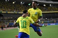 2026年サッカーW杯北中米大会南米予選、ブラジル対ボリビア。得点を挙げてロドリゴ（右）と喜ぶブラジルのネイマール（2023年9月8日撮影）。(c)CARL DE SOUZA / AFP