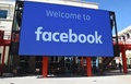 米カリフォルニア州メンロパークにあるフェイスブック本社に掲げられたデジタル看板（2019年10月23日撮影）。(c)Josh Edelson / AFP