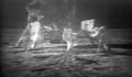 米航空宇宙局（NASA）が公開した、人類で初めて月面の降り立ったアポロ11号（Apollo XI）の乗組員たちを撮影した映像の一部（1969年7月20日撮影）。(c)AFP/NASA