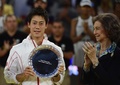 テニス、マドリード・オープン（Mutua Madrid Open 2014）男子シングルス決勝。スペインのソフィア王妃（Queen Sofia）の隣でトロフィーを掲げる錦織圭（Kei Nishikori、2014年5月11日撮影）。(c)AFP/PIERRE-PHILIPPE MARCOU