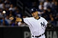 14MLB、ニューヨーク・ヤンキース（New York Yankees）対ボルティモア・オリオールズ（Baltimore Orioles）。一塁に送球するニューヨーク・ヤンキースのデレク・ジーター（Derek Jeter、2014年9月25日撮影）。(c)AFP/Getty Images/Al Bello