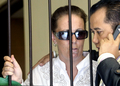 写真は30日、デンパサール地裁で裁判前にM Rifan弁護士と面会するCondon容疑者（左）。(c)AFP/Sonny TUMBELAKA