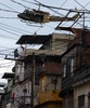 ブラジル・リオデジャネイロ（Rio de Janeiro）のファベーラ（スラム街）、マレ地区（Mare）で、作戦を展開する警官隊らを上空から支援するヘリコプター（2014年3月30日撮影）。(c)AFP/CHRISTOPHE SIMON