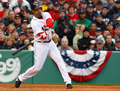 09MLB、ボストン・レッドソックス（%%Boston Red Sox%%）対タンパベイ・レイズ（%%Tampa Bay Rays%%）。試合はレッドソックスが5-3で勝利し、開幕戦を白星で飾った。写真は二塁打を放つボストン・レッドソックスのマイク・ローウェル（%%Mike Lowell%%）。（2009年4月7日撮影）(c)AFP/Getty Images/Jim Rogash
