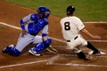 14MLBワールドシリーズ（7回戦制）第5戦、サンフランシスコ・ジャイアンツ（San Francisco Giants）対カンザスシティ・ロイヤルズ（Kansas City Royals）。8回に本塁へ生還するサンフランシスコ・ジャイアンツのハンター・ペンス（Hunter Pence、右、2014年10月26日撮影）。(c)AFP/Getty Images/Jamie Squire