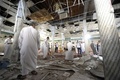 サウジアラビア東部州のカティーフで、爆発があったイスラム教シーア派のモスク内に集まる人々（2015年5月22日撮影）。(c)AFP
