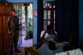 不法移民支援グループの摘発に際し、男性を監視するパナマ国境警察の警官（2024年8月7日撮影）。(c)ARNULFO FRANCO / AFP