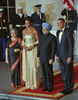 ワシントンD.C.（Washington D.C.）のホワイトハウス（White House）の庭園サウスローン（South Lawn）開かれたでインドのマンモハン・シン（Manmohan Singh）首相のの晩さん会に出席した（右から）バラク・オバマ（Barack Obama）米大統領、マンモハン・シン首相ミシェル（Michelle）米大統領夫人、グルシャラン・カウル（Gursharan Kaur）首相夫人（2009年11月24日撮影）。(c)AFP/Paul J. Richards