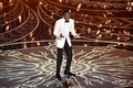 米カリフォルニア州ハリウッドのドルビー・シアターで開催された第88回アカデミー賞授賞式で司会を務めるクリス・ロック（2016年2月28日撮影）。(c)AFP/Getty Images/Kevin Winter