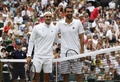 テニス、ウィンブルドン選手権、男子シングルス決勝。試合前の写真撮影に臨むロジャー・フェデラー（左）とマリン・チリッチ（2017年7月16日撮影）。(c)AFP/Glyn KIRK