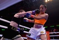 女子ボクシング、世界ライト級タイトルマッチ。アマンダ・セラーノ（右）にパンチを打ち込むケイティ・テイラー（2022年4月30日撮影）。(c)Angela Weiss/ AFP