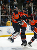 写真は、勝利を収め喜ぶアイランダーズのゴーリー、リック・ディピエイトロ（%%Rick DiPietro%%、左）とクリス・サイモン（%%Chris Simon%%、右）。(c)AFP/Getty Images Bruce Bennett