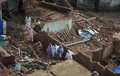 パキスタンのミルプール近郊で、地震で倒壊した家のがれきの間を歩く住民（2019年9月25日撮影）。(c)AAMIR QURESHI / AFP