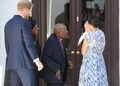 南アフリカ・ケープタウンでデズモンド・ツツ元大主教夫妻と面会する、英ヘンリー王子夫妻と長男のアーチーちゃん（2019年9月25日撮影）。(c)HENK KRUGER / POOL / AFP