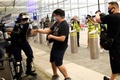 香港空港で、民主派のデモ隊ともみあいになる警察官（2019年8月13日撮影）。(c)Manan VATSYAYANA / AFP