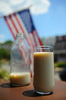 米ワシントンD.C.（Washington, DC）でグラスに注がれた全乳（2008年6月12日撮影）。(c)AFP/TIM SLOAN