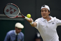 テニス、ウィンブルドン選手権（The Championships Wimbledon 2013）は27日、男子シングルス2回戦が行われ、添田豪（Go Soeda）は0-6、3-6、7-6、3-6で大会第9シードのリシャール・ガスケ（Richard Gasquet、フランス）に敗れた.

リターンを打つ添田豪（2013年6月27日撮影）。(c)AFP/ADRIAN DENNIS