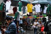 街にあふれるサッカーW杯コピー商品、公式グッズ高騰で増える需要 メキシコ