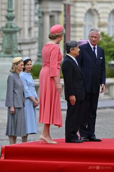 両陛下、ベルギーで歓迎式典に出席 市庁舎バルコニーから市民に笑顔