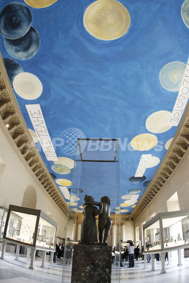 ルーブル美術館に青い天井画、米芸術家サイ・トゥオンブリー氏が制作