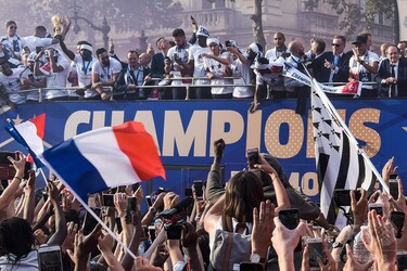 W杯制覇のフランス代表、パリ市内で凱旋パレード 写真21枚 国際