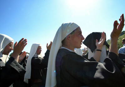 丘を散歩する全裸男性に修道女びっくり、南仏