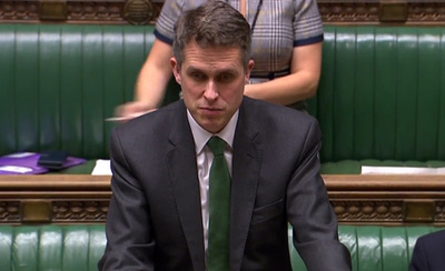 英、学校閉鎖を発表 新型コロナの死者100人超に