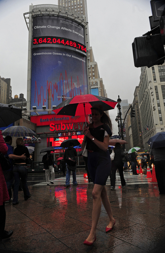 NYに巨大掲示板登場、温室効果ガスの総量を表示