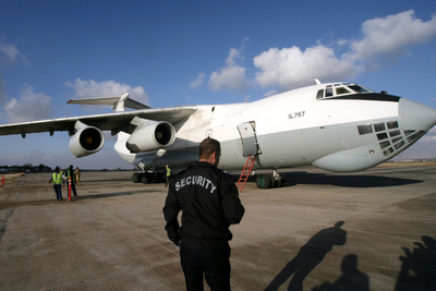 国連がシリアに支援物資を初空輸