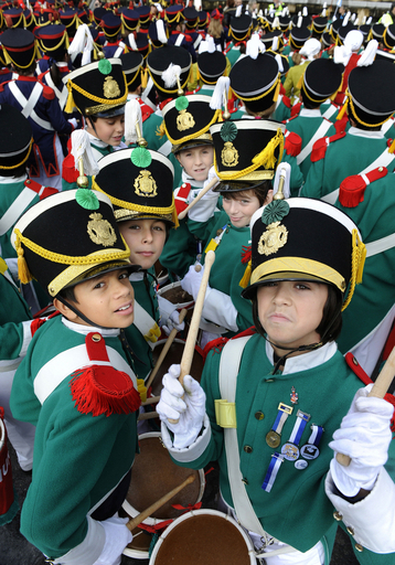 スペインの太鼓祭り「タンボラダ」、仮装した子どもら大行進