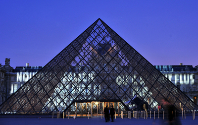 ルーブル美術館のガラスのピラミッド20周年記念、光のメッセージで祝う