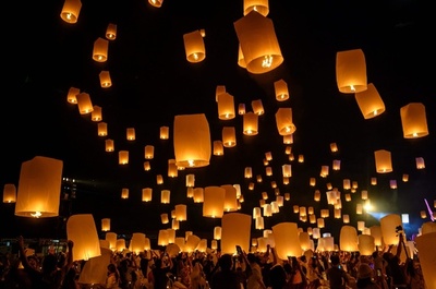 夜空彩る伝統の光 タイでロイクラトン祭り